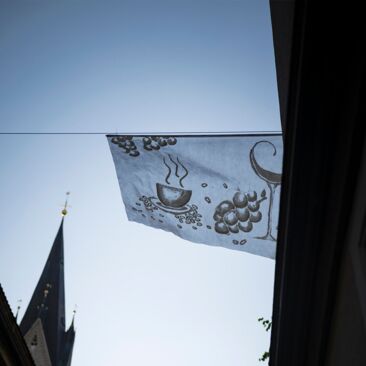 Pop-Up Gallery Zollernstrasse Konstanz Diner-en-Blanc 2023 Künstlerisch gestaltete Fahne