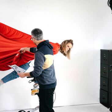 Fotoshooting für die Kampagne "Ziemlich beste Pfleger" - Making of, rotes Betlaken für das Superwoman Motiv