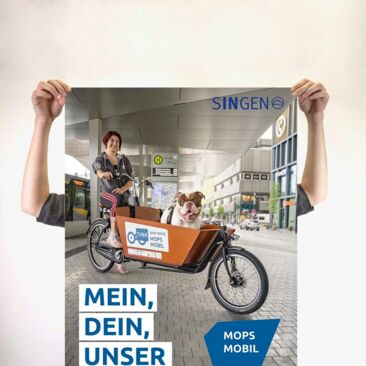 Plakatkampagne Produkteinführung TINK Plakat Mops Mobil, Frau mit Lastenrad und ihrem Hund