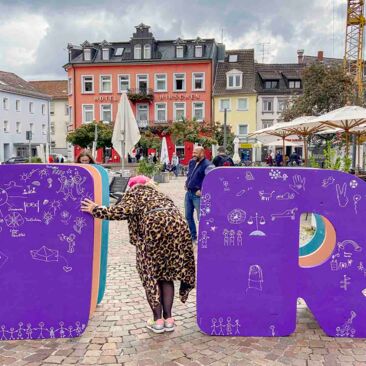 Dokumentation des Internationalen Tages der Demokratie in Konstanz Buchstaben voller Symbole