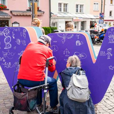 Dokumentation des Internationalen Tages der Demokratie in Konstanz mehrere Personen malen Symbole für Demokratie