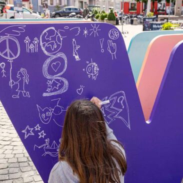 Dokumentation des Internationalen Tages der Demokratie in Konstanz ein Mädchen malt ein Symbol für Demokratie