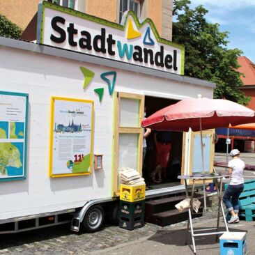 Stadtwandelmobil für Konstanz mit Illustrationen und Infotafeln.