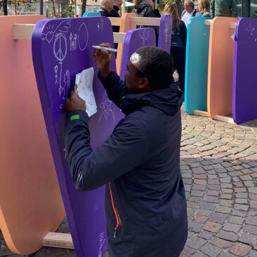 Dokumentation des Internationalen Tages der Demokratie in Konstanz ein Mann malt ein Symbol für Demokratie