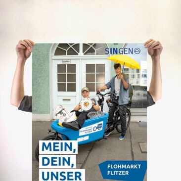 Plakatkampagne Produkteinführung TINK Plakat Flohmarkt Flitzer,  Jugendliche im Lastenrad mit Flohmarkt Artikel