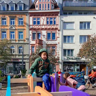 Dokumentation des Internationalen Tages der Demokratie in Konstanz mehrere Kinder Spielen auf der Wortkonstruktion "WIR"
